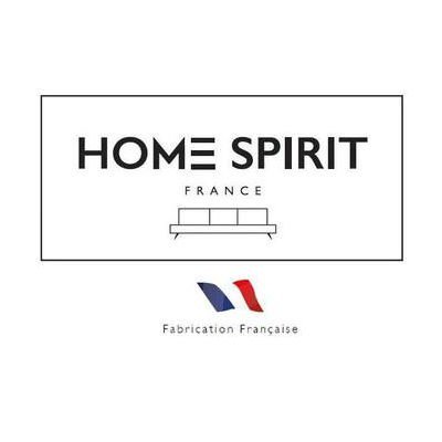 Logo avec le texte "Home Spirit France", une icône de canapé symbolisant des canapés élégants et "Fabrication Française" aux couleurs du drapeau français en dessous. Parfait pour ceux qui recherchent la qualité à Paris sans faire de compromis sur le prix. Canape Paris by Atelier Bis