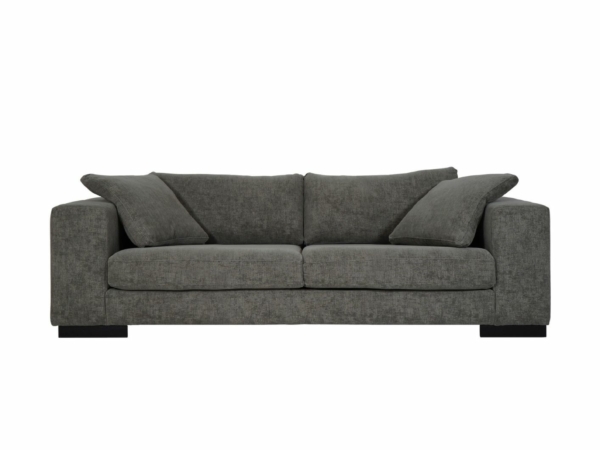 Canapé moderne gris foncé avec dossier bas et larges accoudoirs, comprenant deux coussins d'assise et deux oreillers assortis. Canape Paris by Atelier Bis