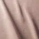 Tissu rose pâle à la texture visible et aux plis doux et délicats qui courent en diagonale sur la surface. Canape Paris by Atelier Bis