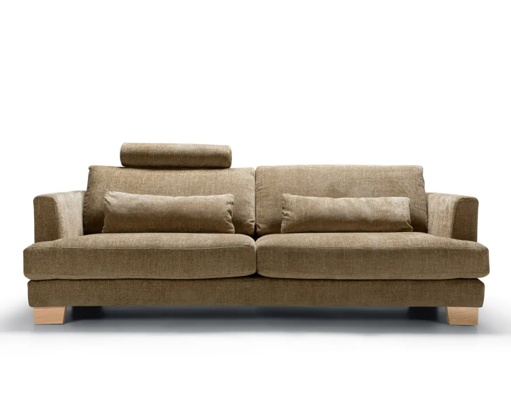 Canapé marron rembourré avec deux coussins d'assise, deux oreillers et un appui-tête réglable, sur des pieds en bois. Canape Paris by Atelier Bis