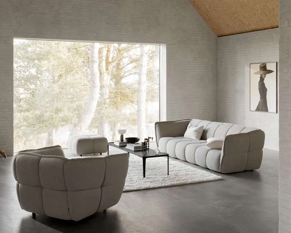 Salon moderne avec des meubles doux et clairs, une grande fenêtre et un décor minimaliste. Canape Paris by Atelier Bis