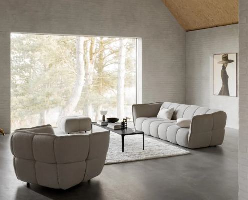 Salon moderne avec des meubles doux et clairs, une grande fenêtre et un décor minimaliste. Canape Paris by Atelier Bis