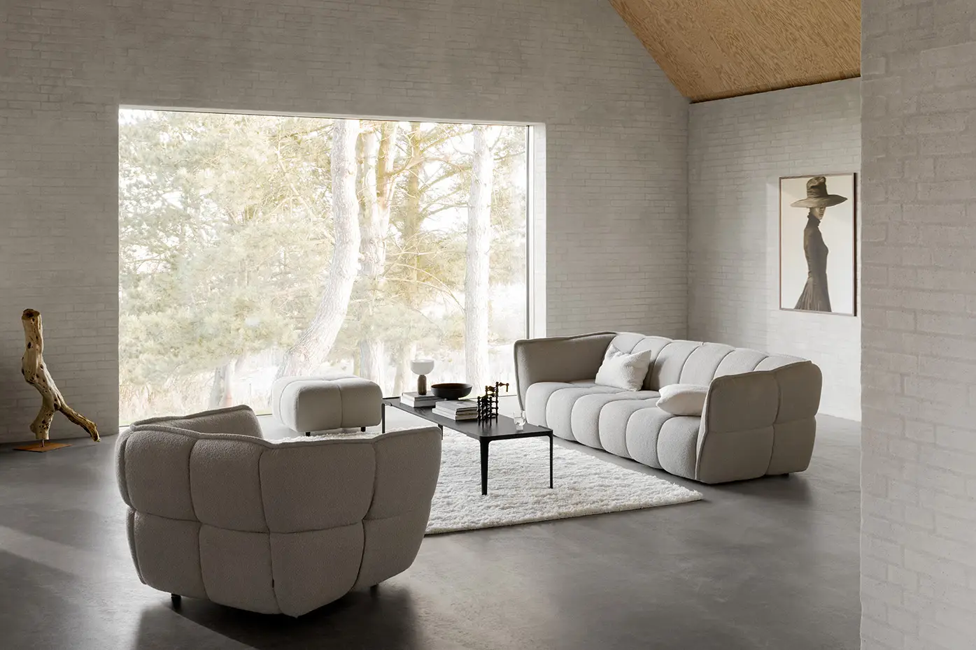 Salon moderne avec des meubles doux et clairs, une grande fenêtre et un décor minimaliste. Canape Paris by Atelier Bis