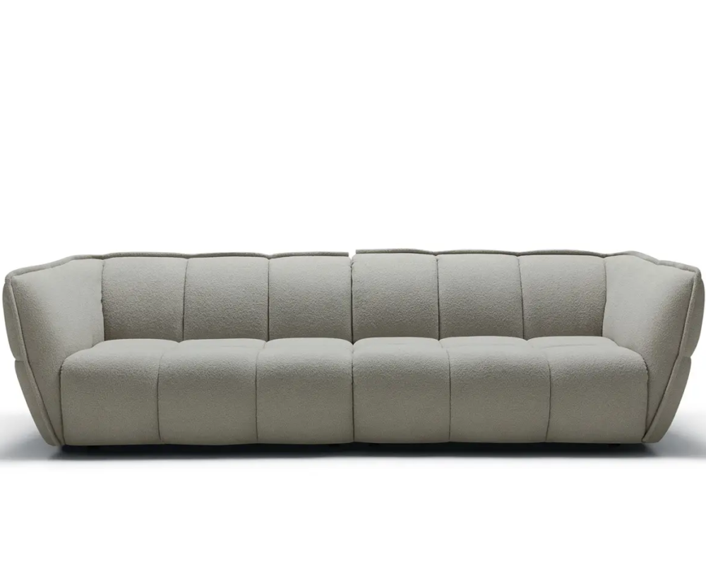 Canapé trois places gris clair, moderne et moelleux, aux bords doux et arrondis et aux sections profondément cousues. Canape Paris by Atelier Bis