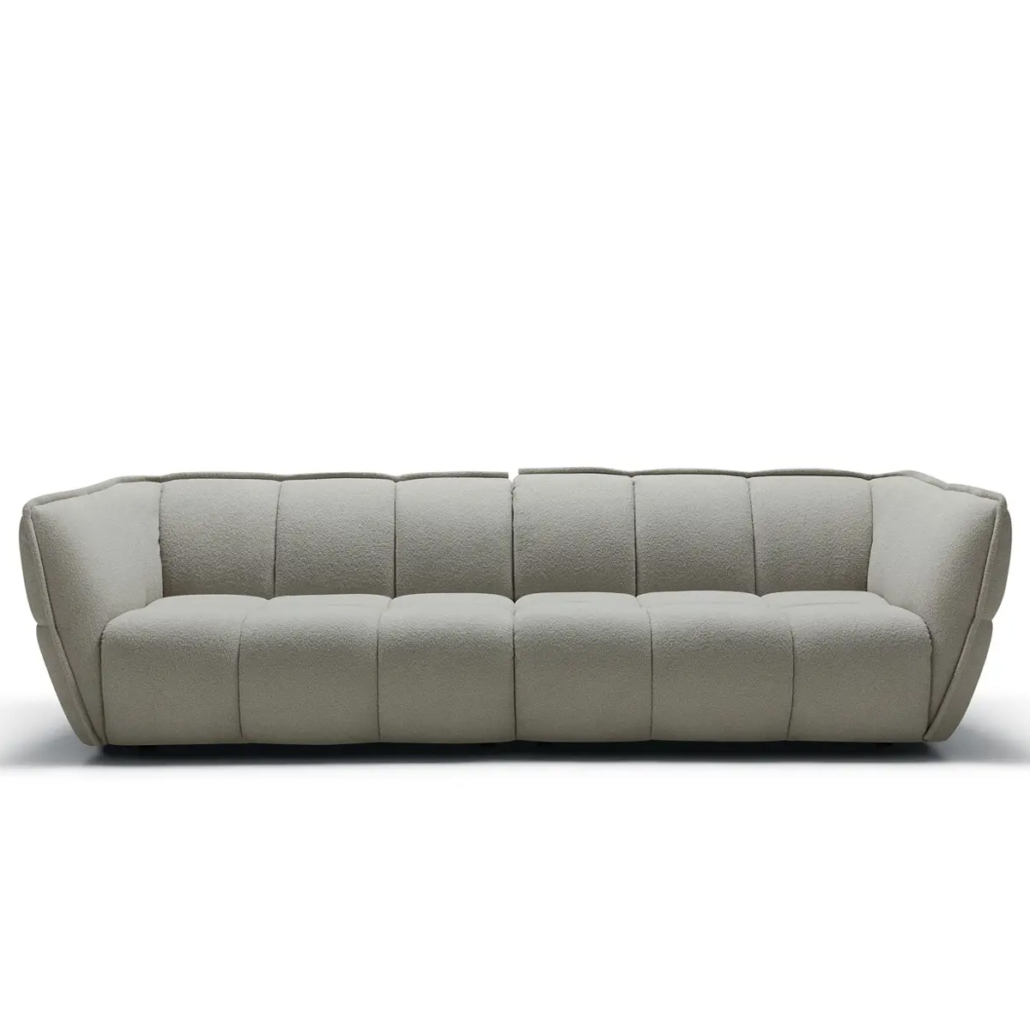 Canapé moderne gris clair, touffeté, avec des accoudoirs incurvés et une assise moelleuse sur fond blanc. Canape Paris by Atelier Bis