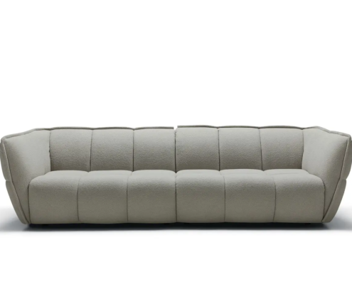 Canapé trois places gris clair, moderne et moelleux, aux bords doux et arrondis et aux sections profondément cousues. Canape Paris by Atelier Bis