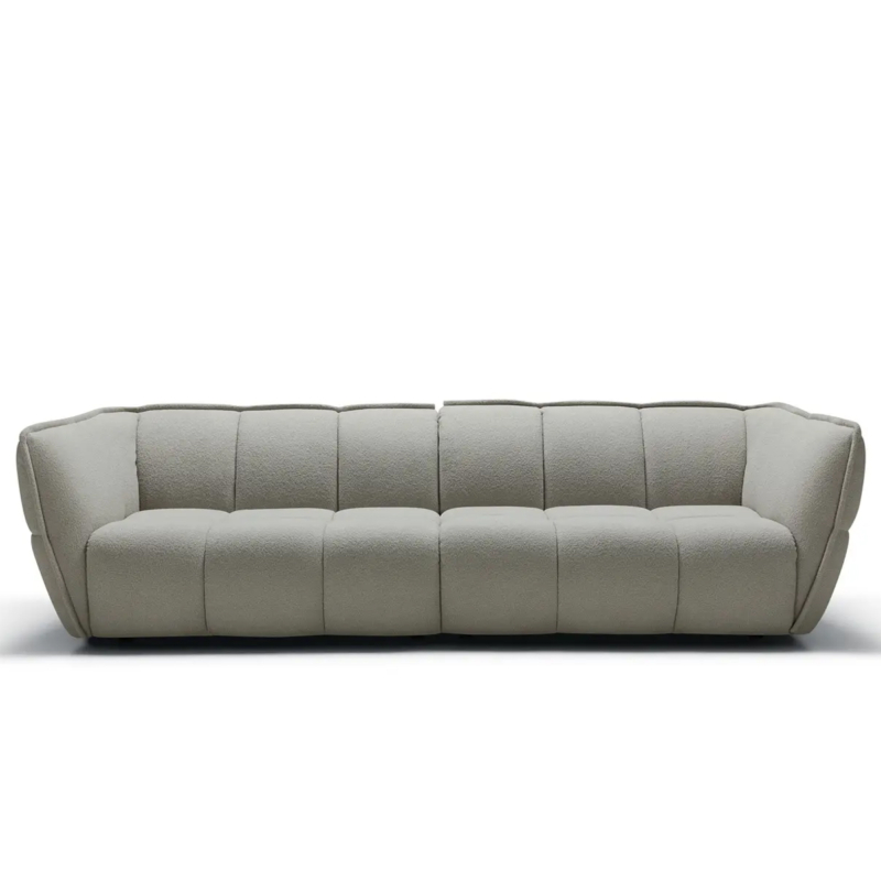 Canapé moderne gris clair, touffeté, avec des accoudoirs incurvés et une assise moelleuse sur fond blanc. Canape Paris by Atelier Bis