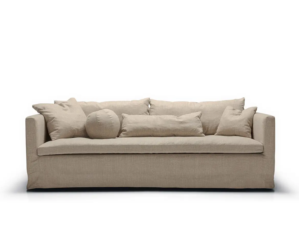 Canapé en tissu beige avec cinq coussins assortis, vu de face sur fond blanc. Canape Paris by Atelier Bis