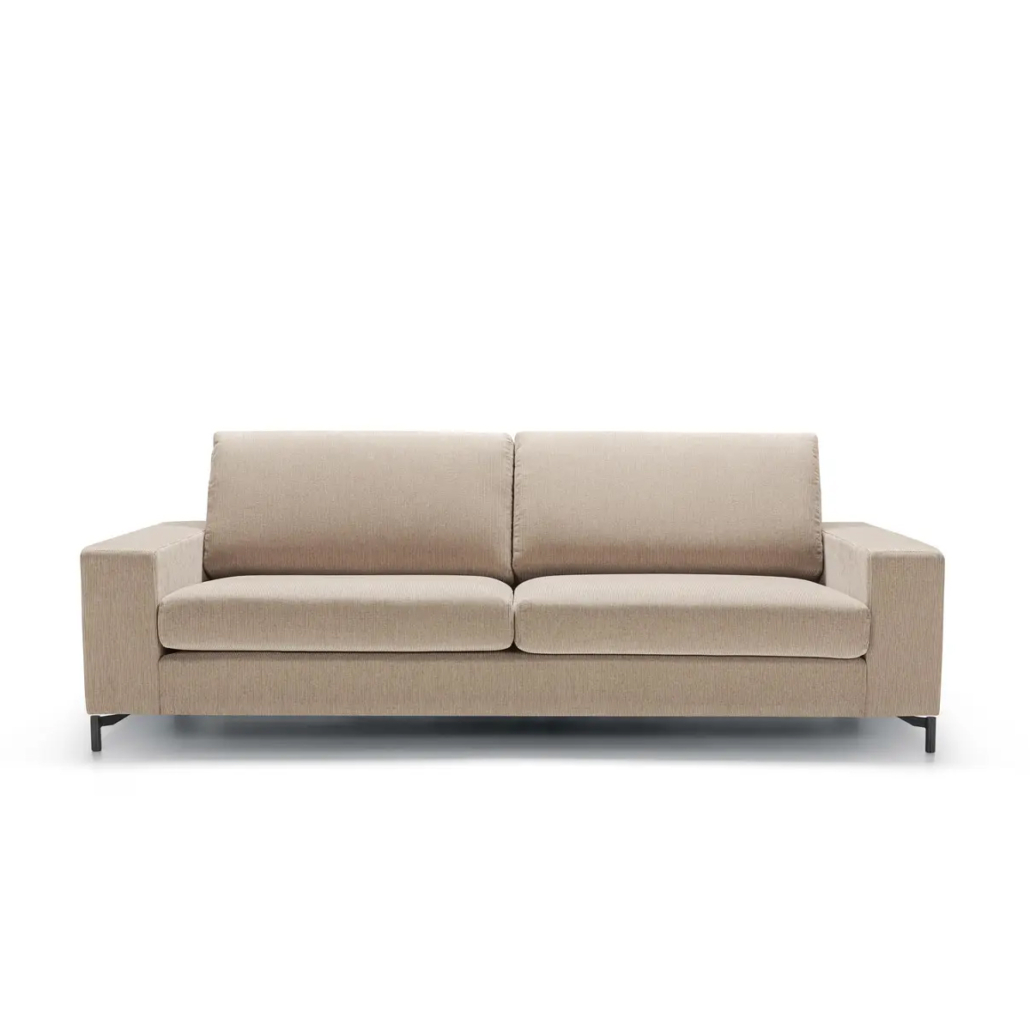 Canapé moderne beige avec accoudoirs carrés et pieds en métal, photographié sur fond blanc. Canape Paris by Atelier Bis
