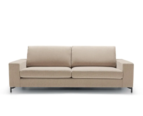 Canapé moderne beige avec accoudoirs carrés et pieds en métal, photographié sur un fond blanc uni. Canape Paris by Atelier Bis