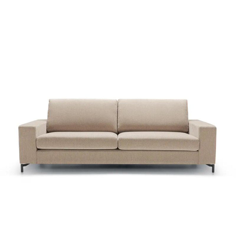 Canapé moderne beige avec accoudoirs carrés et pieds en métal, photographié sur fond blanc. Canape Paris by Atelier Bis