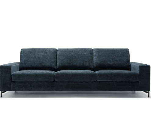 Canapé bleu foncé à trois places avec des accoudoirs droits et des pieds en métal, présenté sur un fond blanc. Canape Paris by Atelier Bis