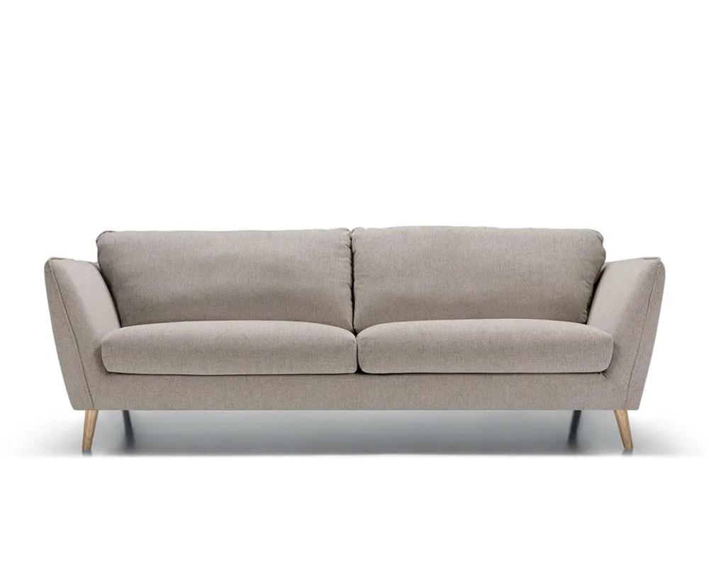 Canapé moderne gris clair avec pieds en bois sur fond blanc. Canape Paris by Atelier Bis