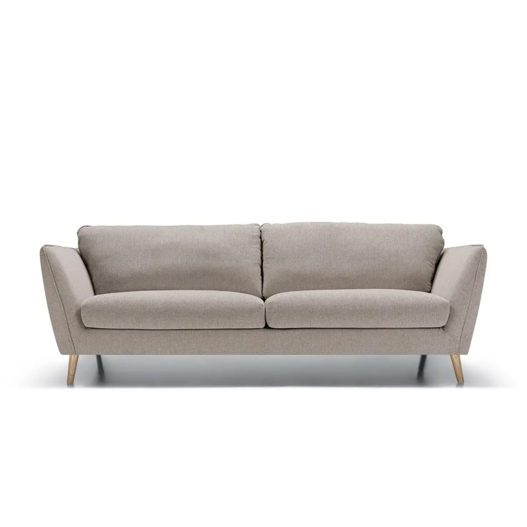 Canapé beige à deux places avec pieds en bois, vu de face sur fond blanc. Canape Paris by Atelier Bis