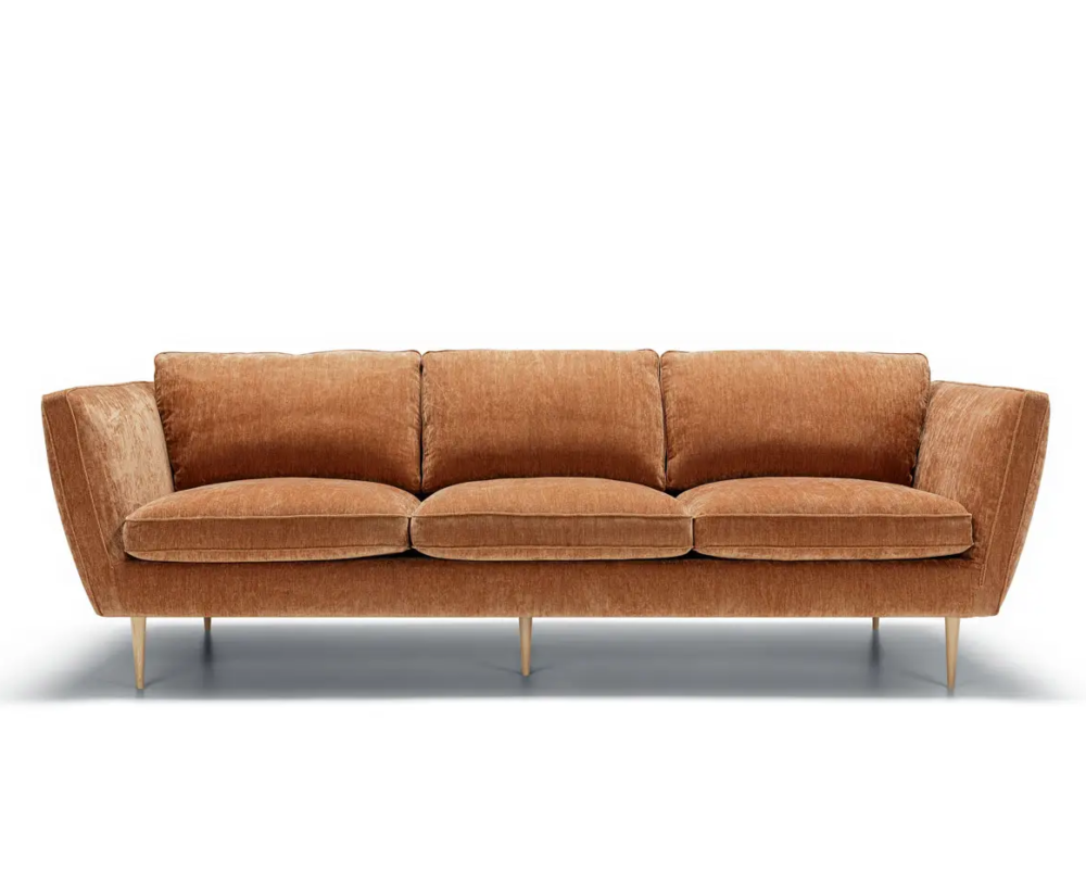 Canapé trois places marron avec accoudoirs angulaires et pieds métalliques fins, sur fond blanc. Canape Paris by Atelier Bis