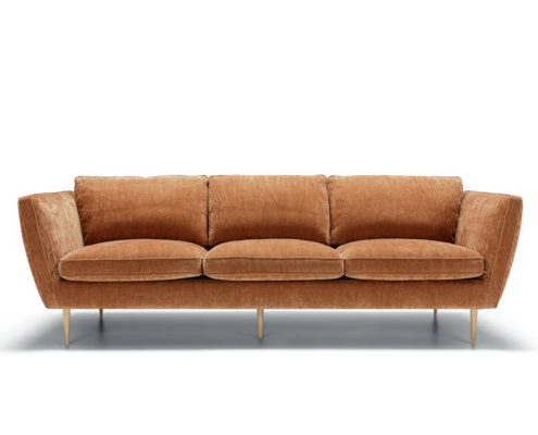 Canapé trois places marron avec accoudoirs angulaires et pieds métalliques fins, sur fond blanc. Canape Paris by Atelier Bis