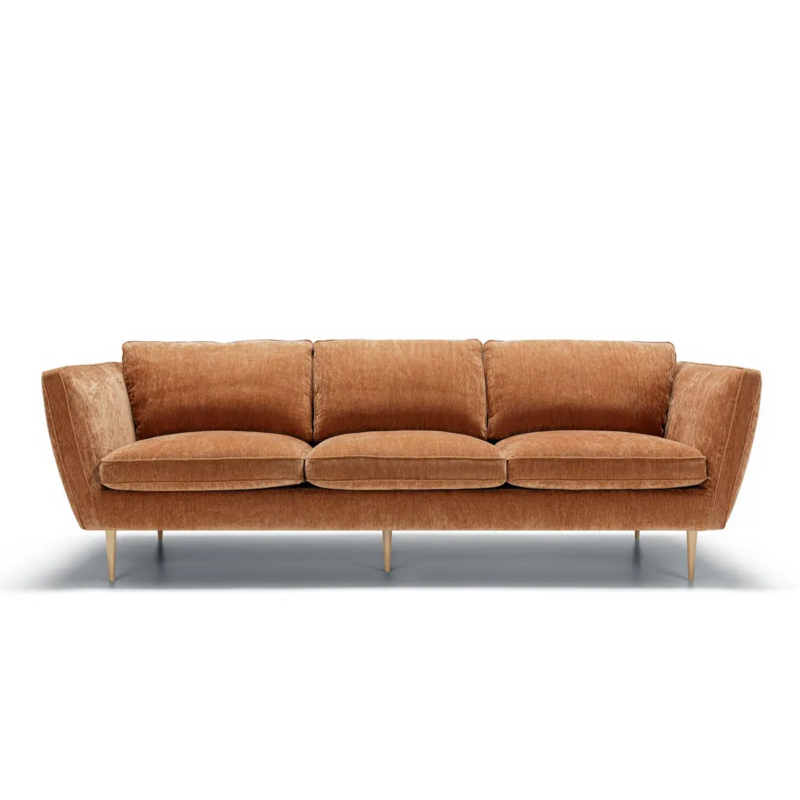 Canapé trois places marron avec coussins en peluche et pieds en métal doré, sur fond blanc. Canape Paris by Atelier Bis