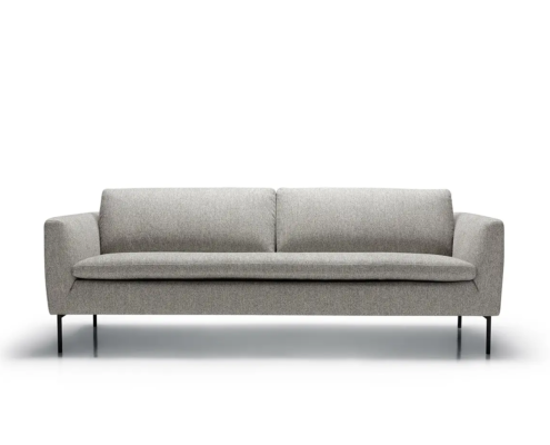 Canapé moderne gris avec de fins pieds noirs, vu de face sur fond blanc. Canape Paris by Atelier Bis