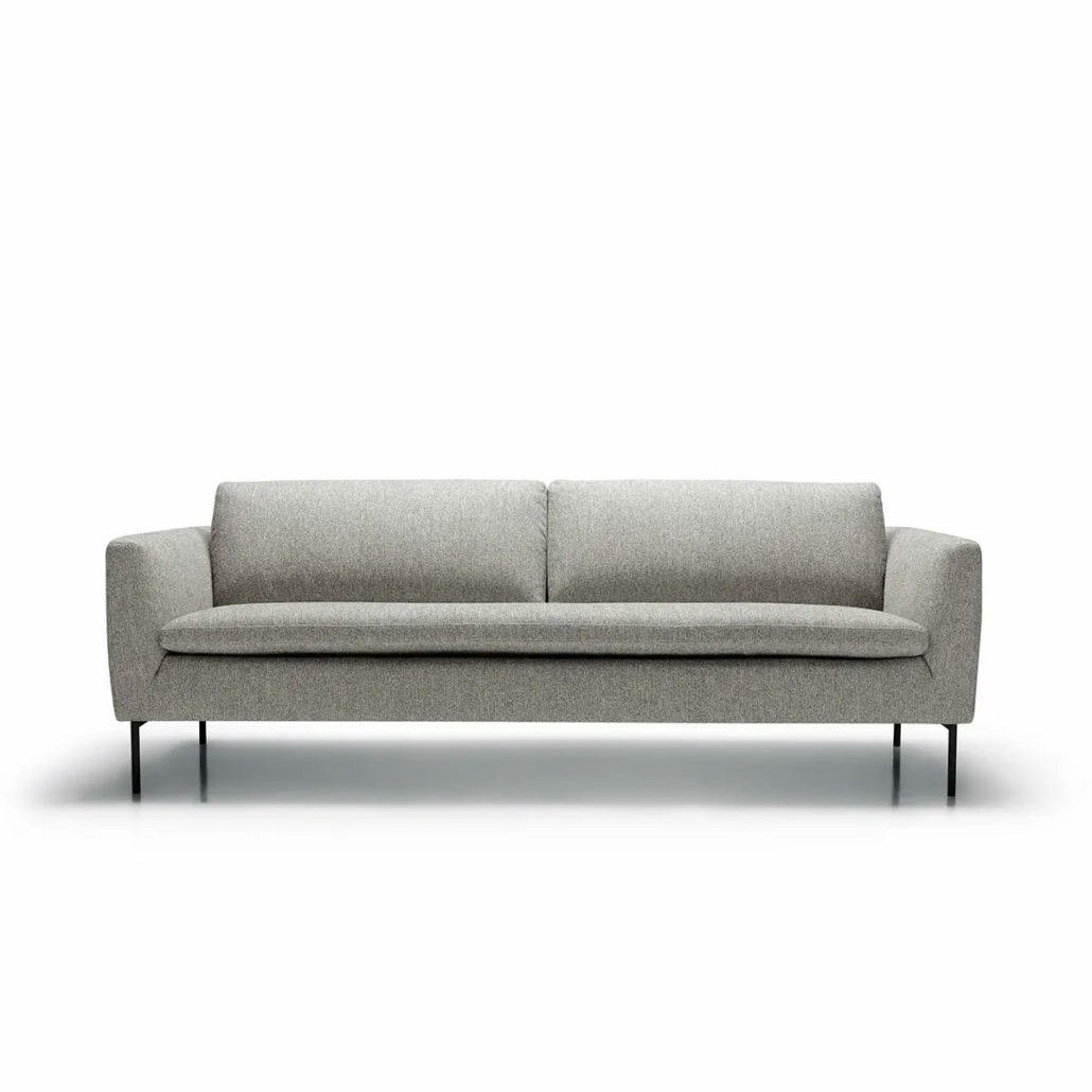 Canapé moderne gris à deux places avec de fins pieds noirs sur fond blanc. Canape Paris by Atelier Bis
