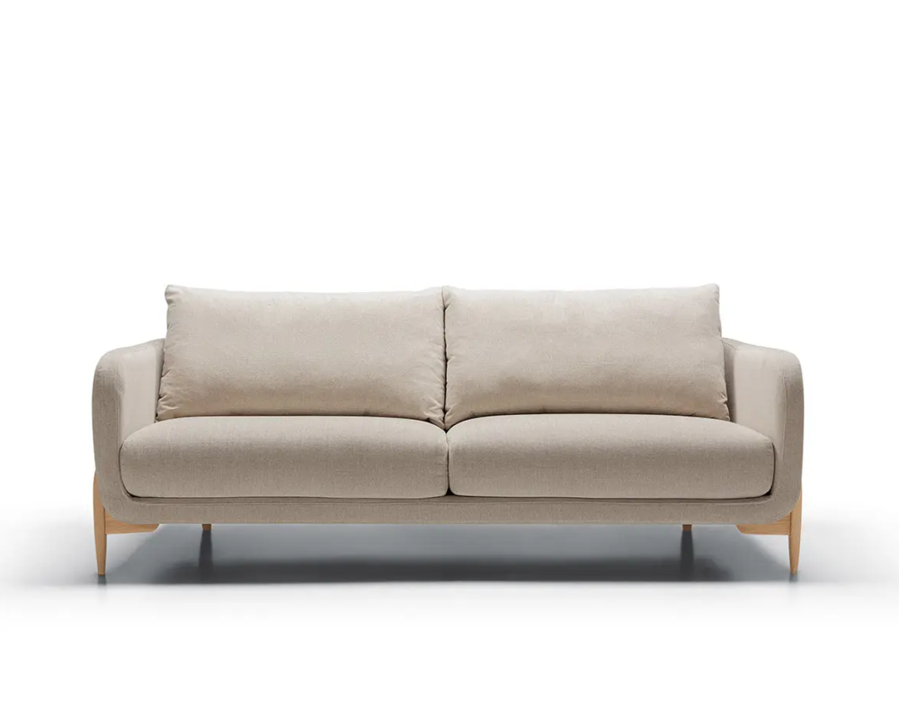 Canapé moderne beige avec pieds en bois, comprenant deux grands coussins d'assise et deux coussins de dossier. Canape Paris by Atelier Bis