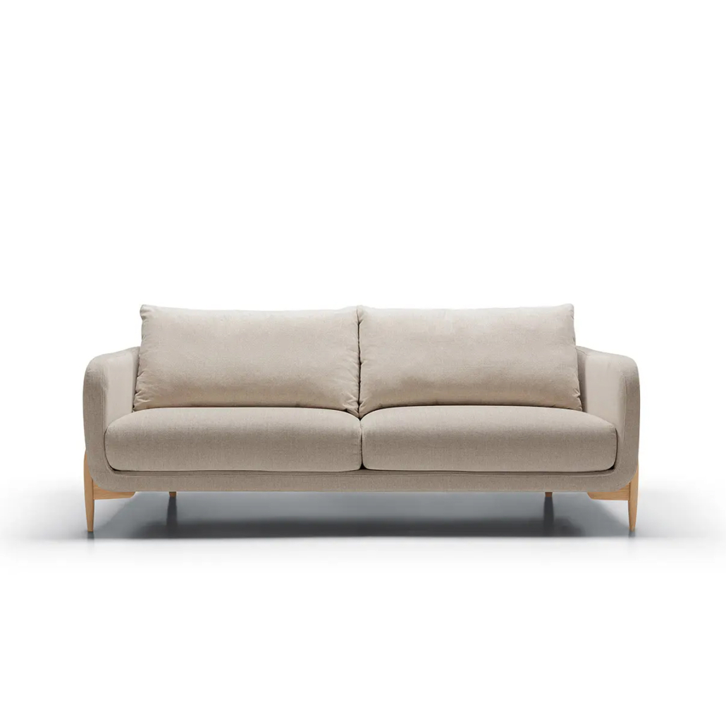 Canapé moderne beige avec pieds en bois et deux grands coussins, sur un fond blanc uni. Canape Paris by Atelier Bis