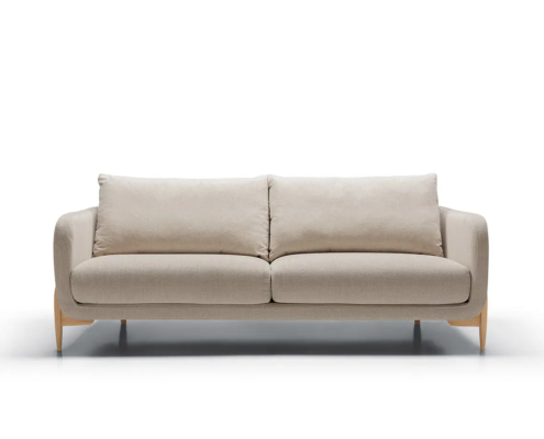 Canapé moderne beige avec pieds en bois, comprenant deux grands coussins d'assise et deux coussins de dossier. Canape Paris by Atelier Bis