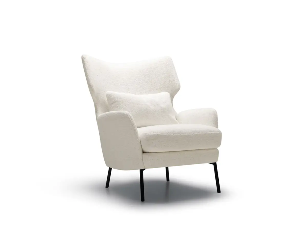 Fauteuil moderne blanc avec un dossier haut, un coussin et des pieds noirs, isolé sur un fond blanc. Canape Paris by Atelier Bis