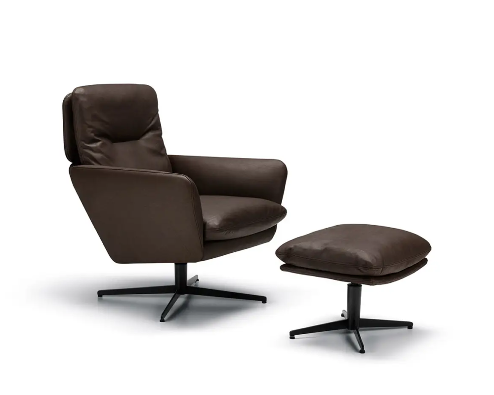 Fauteuil moderne en cuir brun et ottoman assorti, tous deux sur des bases pivotantes noires, sur fond blanc. Canape Paris by Atelier Bis