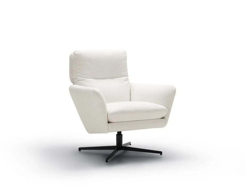 Fauteuil moderne blanc avec assise et dossier rembourrés, sur une base pivotante noire, sur fond blanc. Canape Paris by Atelier Bis
