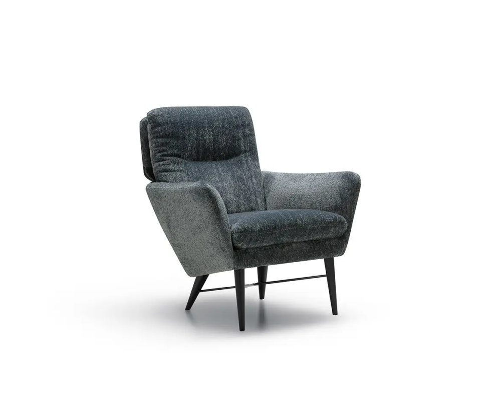 Fauteuil rembourré gris avec accoudoirs angulaires et pieds en métal noir, isolé sur fond blanc. Canape Paris by Atelier Bis