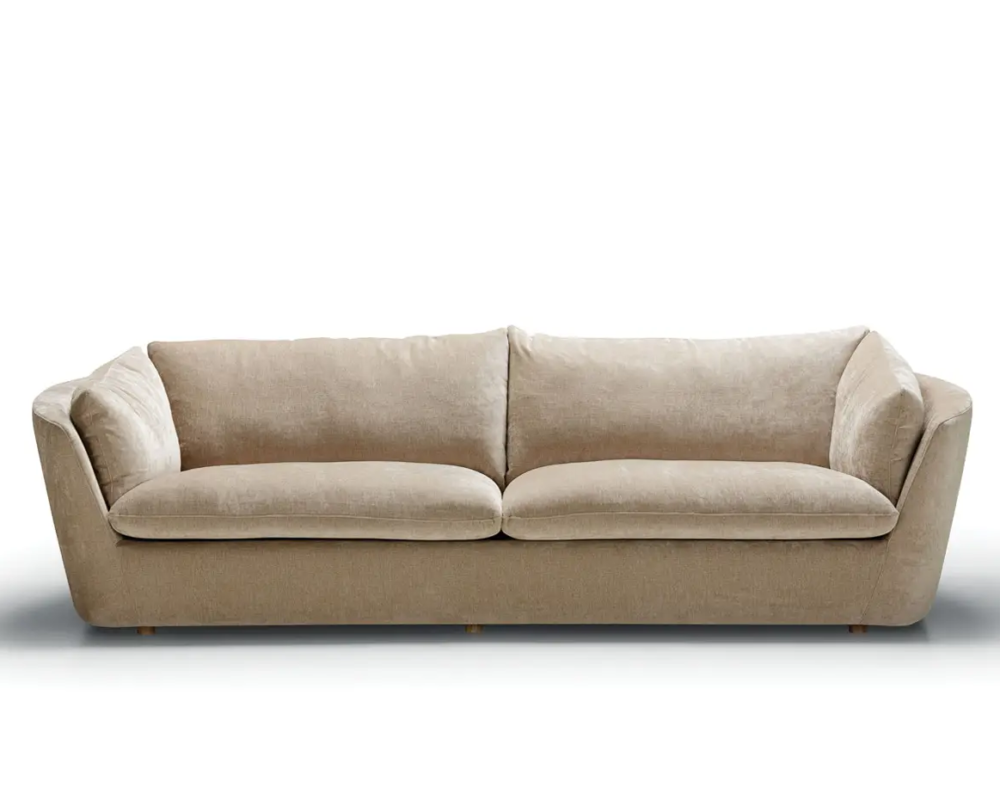 Canapé beige avec de larges coussins et des accoudoirs légèrement inclinés sur fond blanc. Canape Paris by Atelier Bis