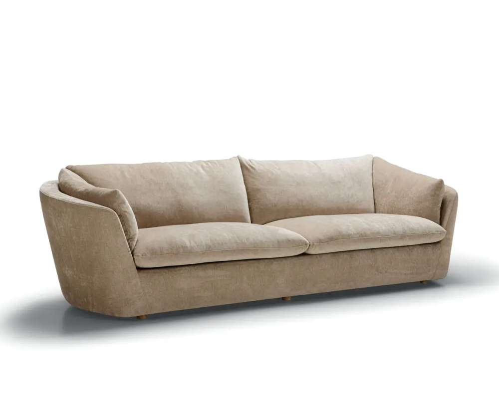 Canapé tapissé beige avec deux coussins d'assise et des accoudoirs en angle sur fond blanc. Canape Paris by Atelier Bis