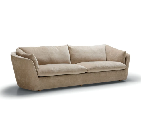 Canapé tapissé beige avec deux coussins d'assise et des accoudoirs en angle sur fond blanc. Canape Paris by Atelier Bis