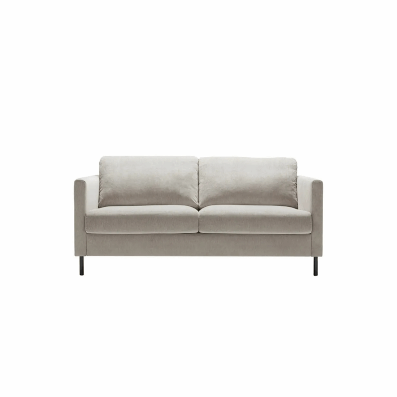 Canapé moderne à deux places, gris clair, avec des accoudoirs droits et des pieds en métal, sur fond blanc. Canape Paris by Atelier Bis