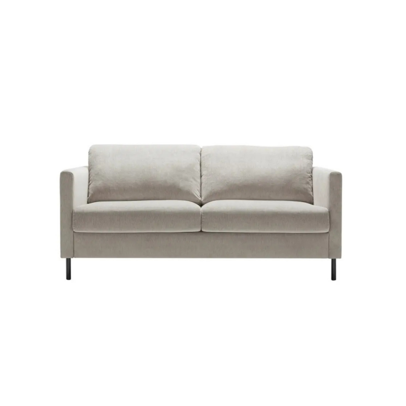 Canapé moderne à deux places, gris clair, avec des accoudoirs droits et des pieds en métal, sur fond blanc. Canape Paris by Atelier Bis