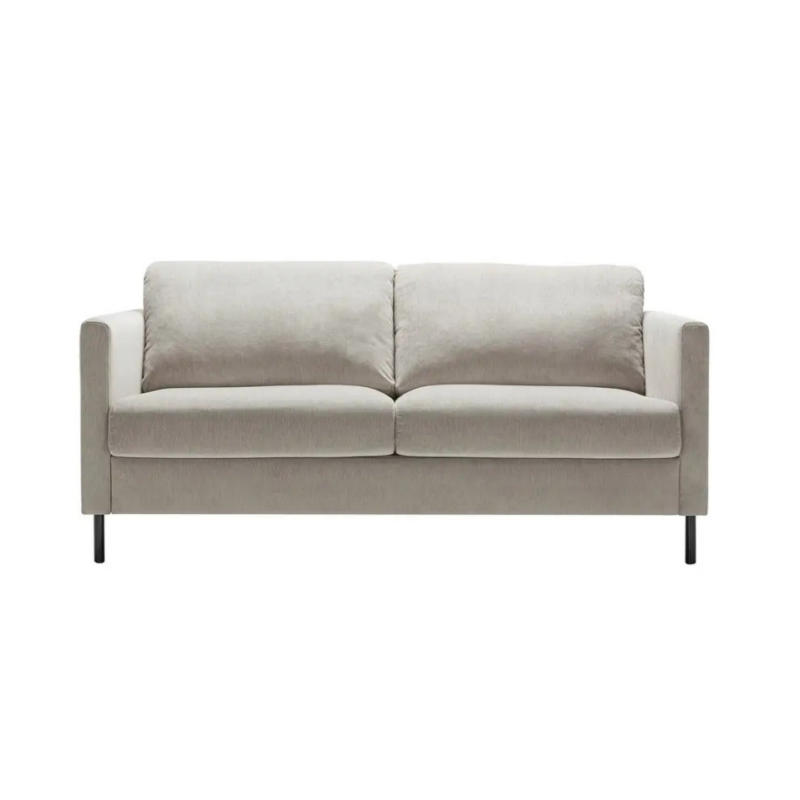 Canapé moderne à deux places, gris clair, avec des accoudoirs droits et des pieds en métal, sur fond blanc. Canape Paris by Atelier Bis