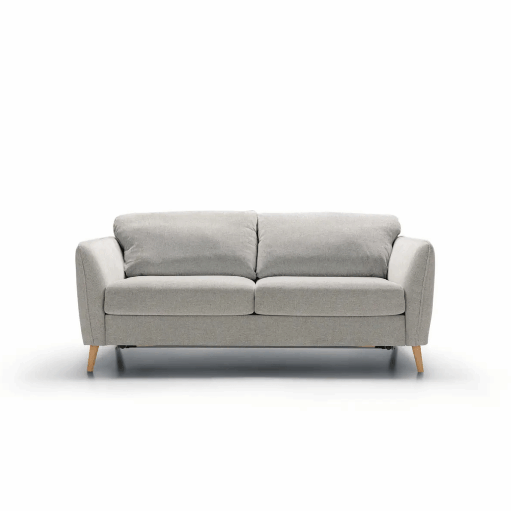 Canapé deux places gris clair avec pieds en bois, présenté sur un fond blanc uni. Canape Paris by Atelier Bis