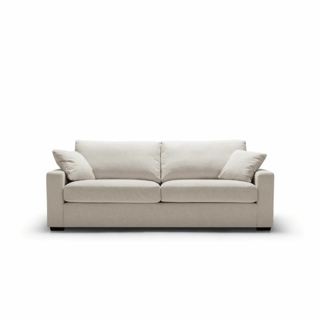 Canapé beige à deux places avec deux coussins d'assise et deux coussins de dossier, isolé sur fond blanc. Canape Paris by Atelier Bis