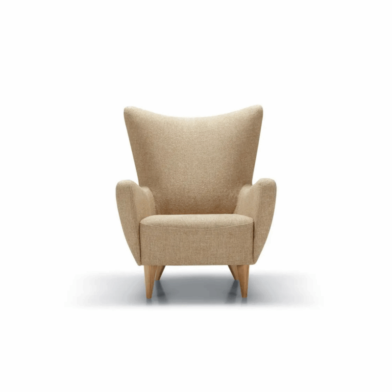 Fauteuil beige à haut dossier avec accoudoirs incurvés et pieds en bois, présenté sur fond blanc. Canape Paris by Atelier Bis
