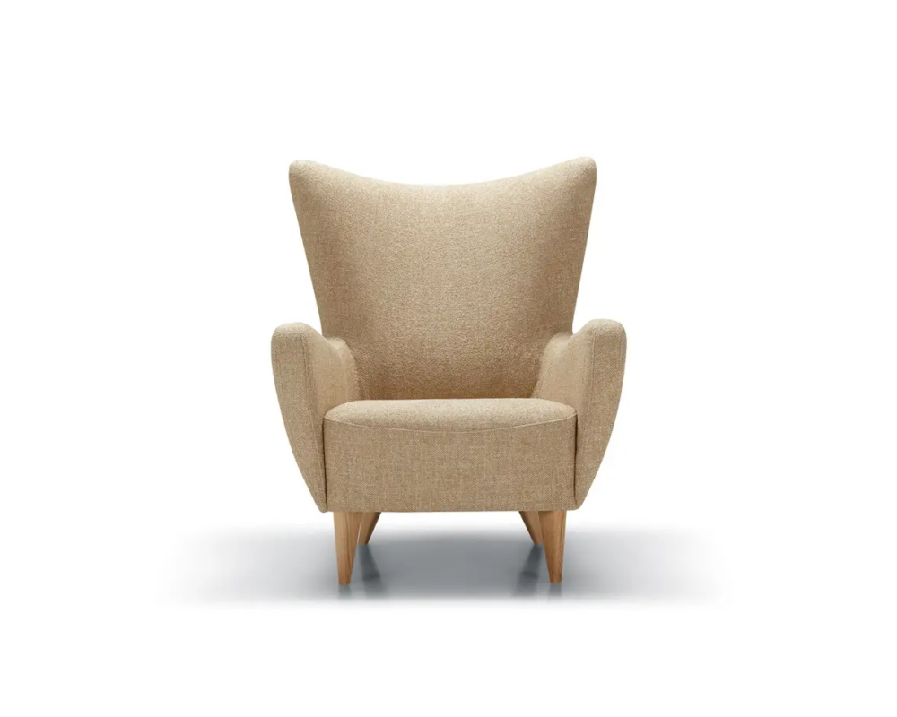 Fauteuil beige à haut dossier et pieds en bois, présenté sur un fond blanc uni. Canape Paris by Atelier Bis