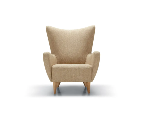 Fauteuil beige à haut dossier et pieds en bois, présenté sur un fond blanc uni. Canape Paris by Atelier Bis
