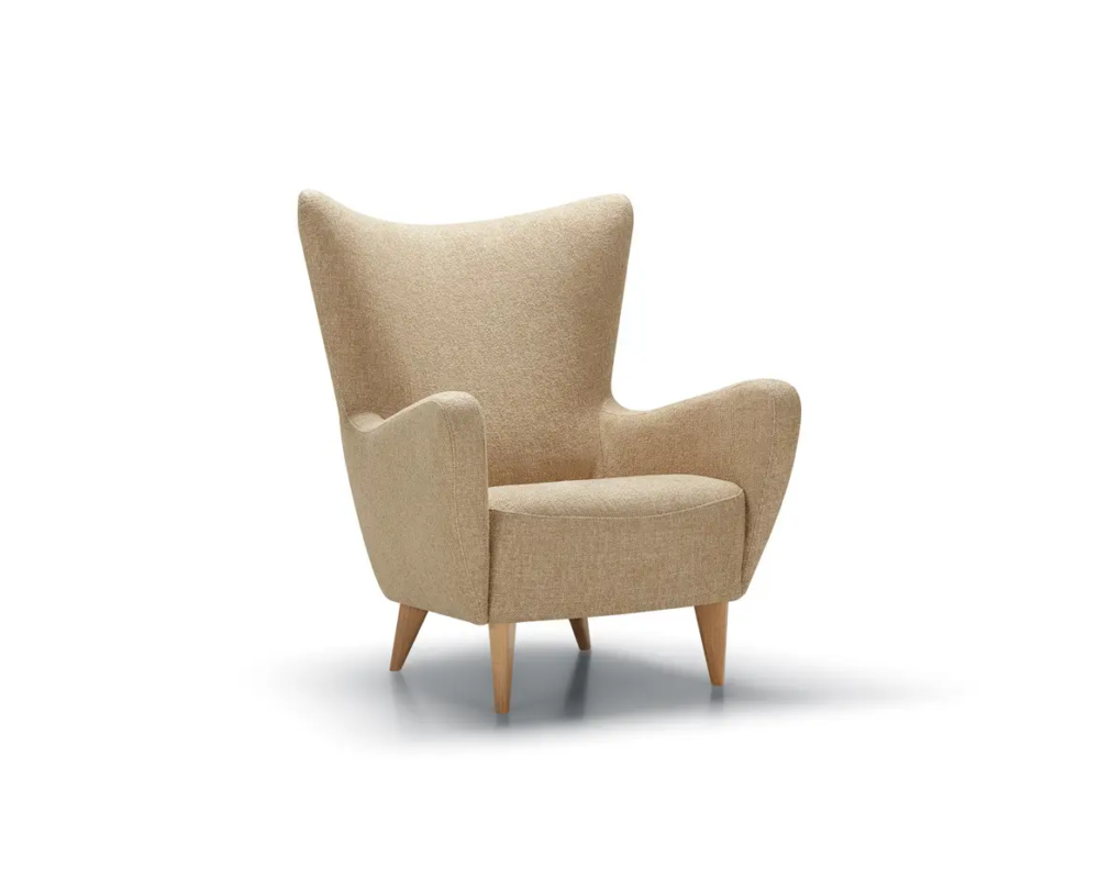 Fauteuil tapissé beige avec pieds en bois, doté de larges accoudoirs et d'un dossier haut et ailé. Canape Paris by Atelier Bis