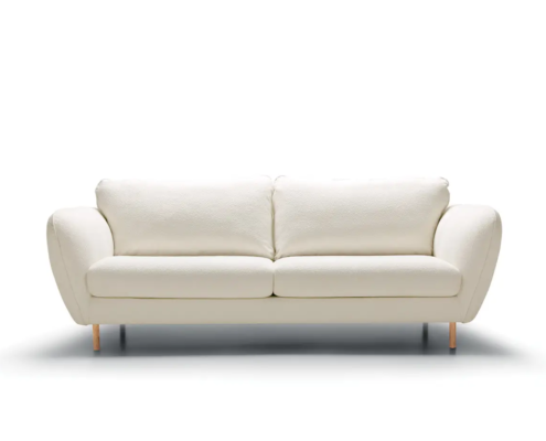 Un canapé moderne de couleur crème avec des pieds en bois, sur un fond blanc uni. Canape Paris by Atelier Bis