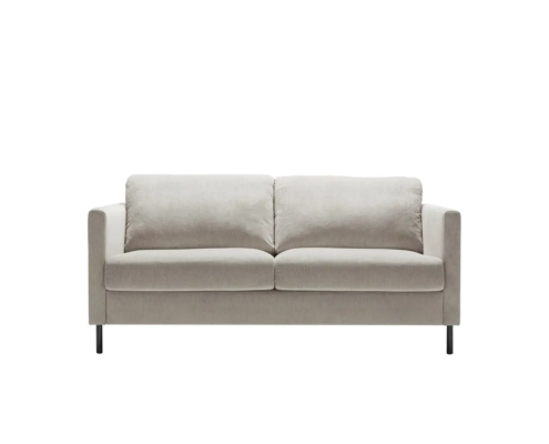 Canapé moderne à deux places, gris clair, avec des accoudoirs droits et des pieds noirs, sur fond blanc. Canape Paris by Atelier Bis
