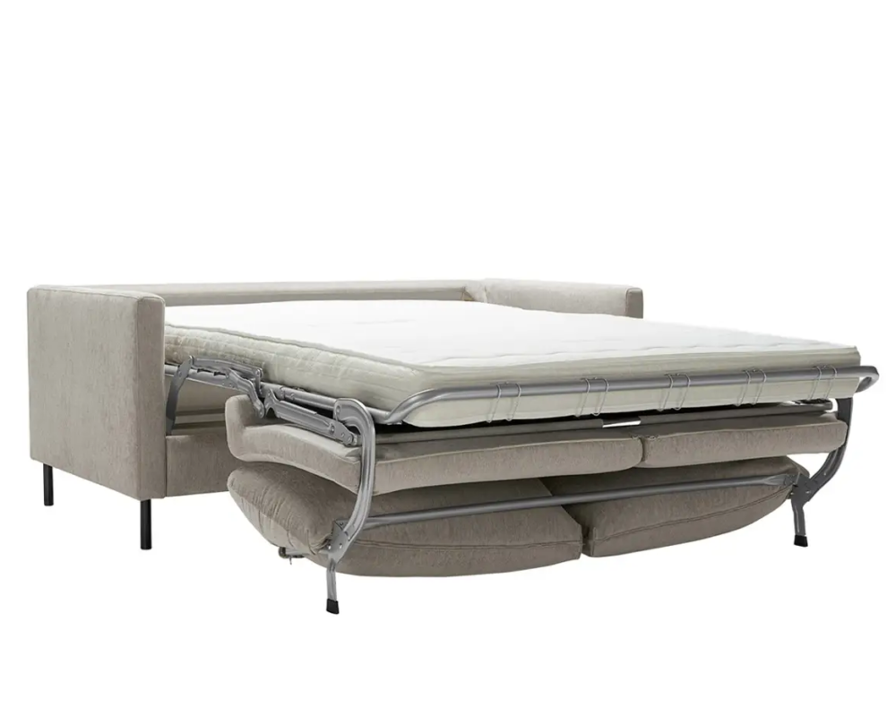 Canapé-lit gris avec le matelas déplié et les coussins en dessous, sur fond blanc. Canape Paris by Atelier Bis