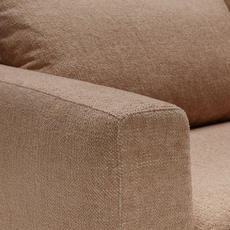 Gros plan sur l'accoudoir et les coussins d'un canapé en tissu marron clair, mettant en valeur sa texture et ses coutures. Canape Paris by Atelier Bis