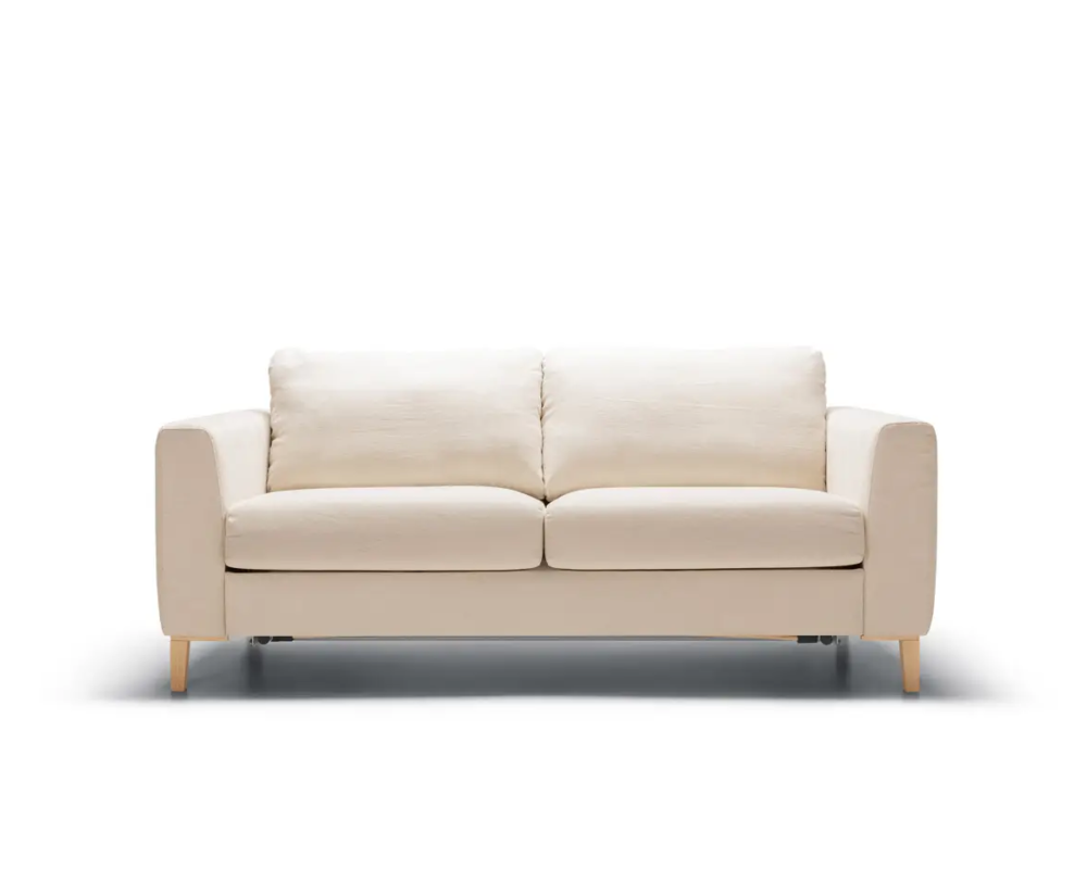 Canapé beige à deux places avec des pieds en bois sur un fond blanc uni. Canape Paris by Atelier Bis