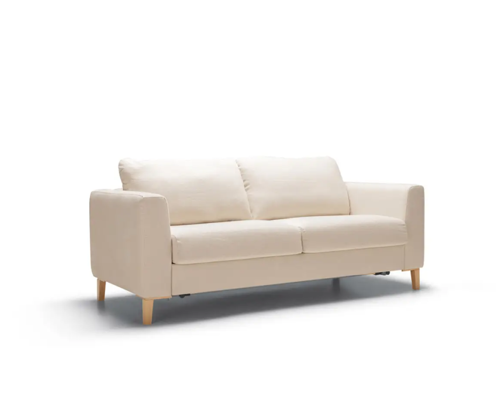 Un canapé beige à deux places avec des pieds en bois, sur un fond blanc uni. Canape Paris by Atelier Bis