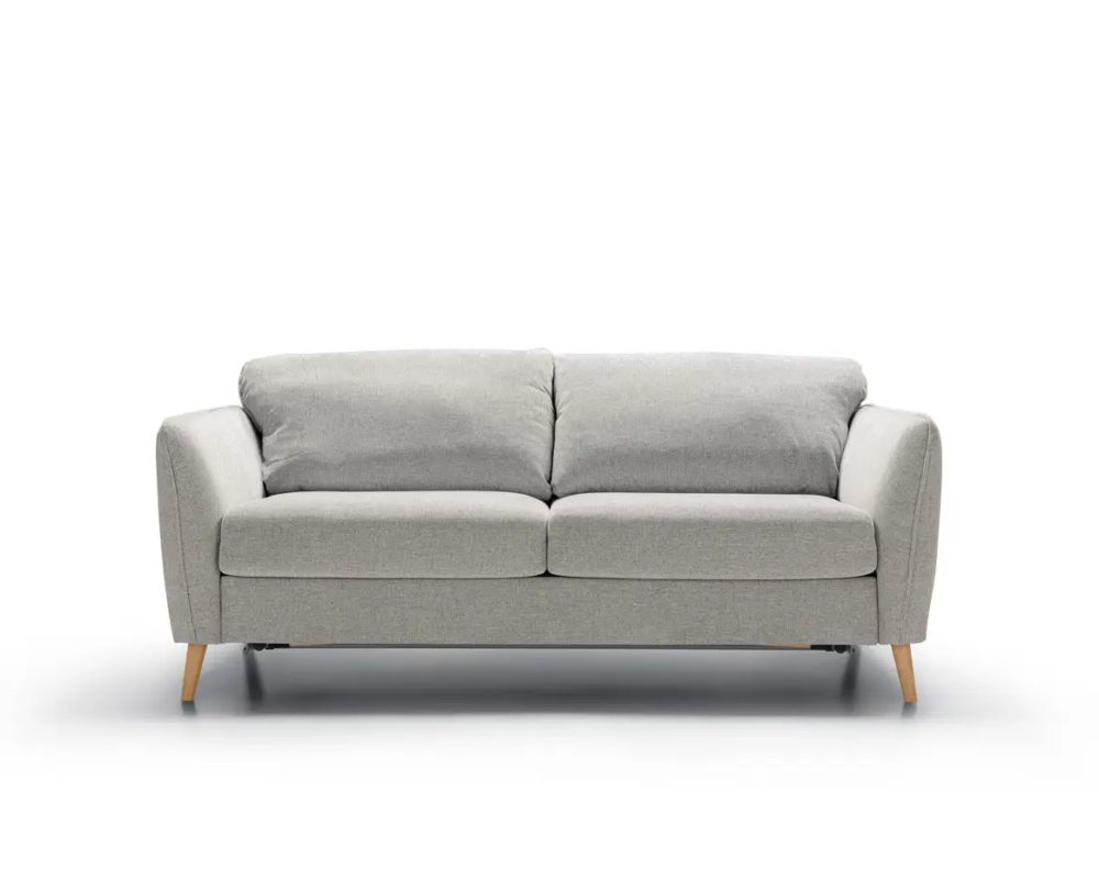 Canapé deux places gris clair avec pieds en bois, sur fond blanc uni. Canape Paris by Atelier Bis