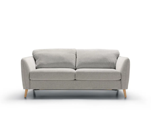Canapé deux places gris clair avec pieds en bois, sur fond blanc uni. Canape Paris by Atelier Bis